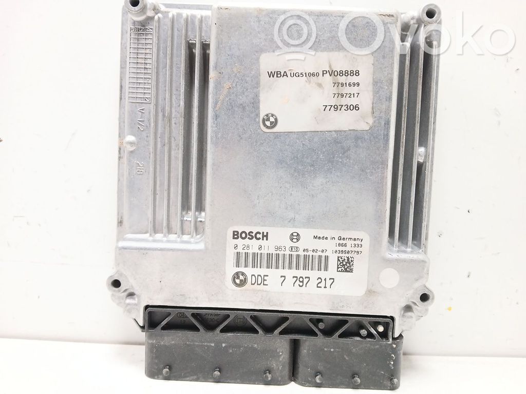 BMW 1 E81 E87 Engine control unit/module 