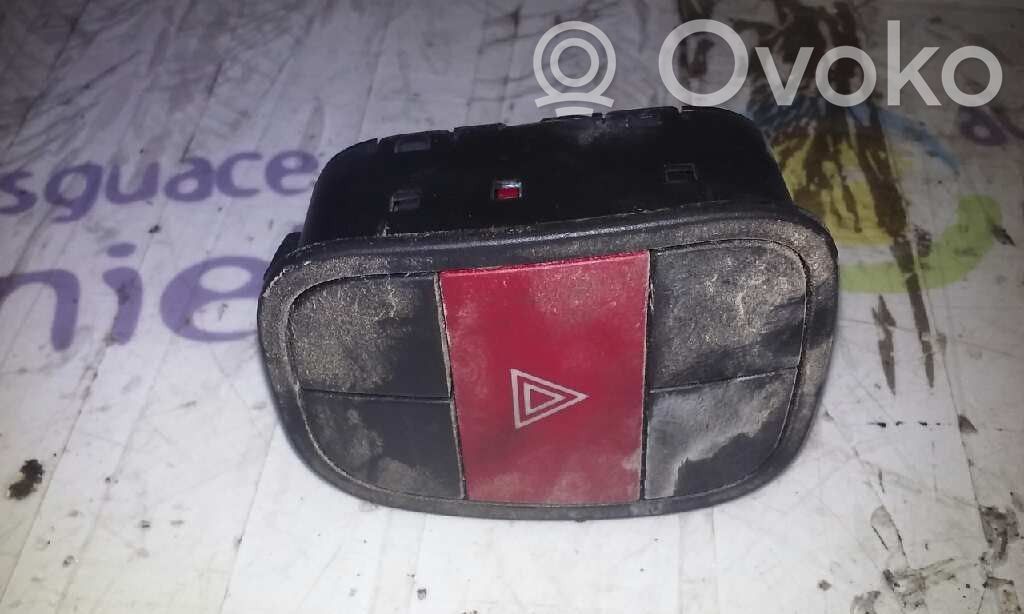 Botón interruptor de luz de peligro