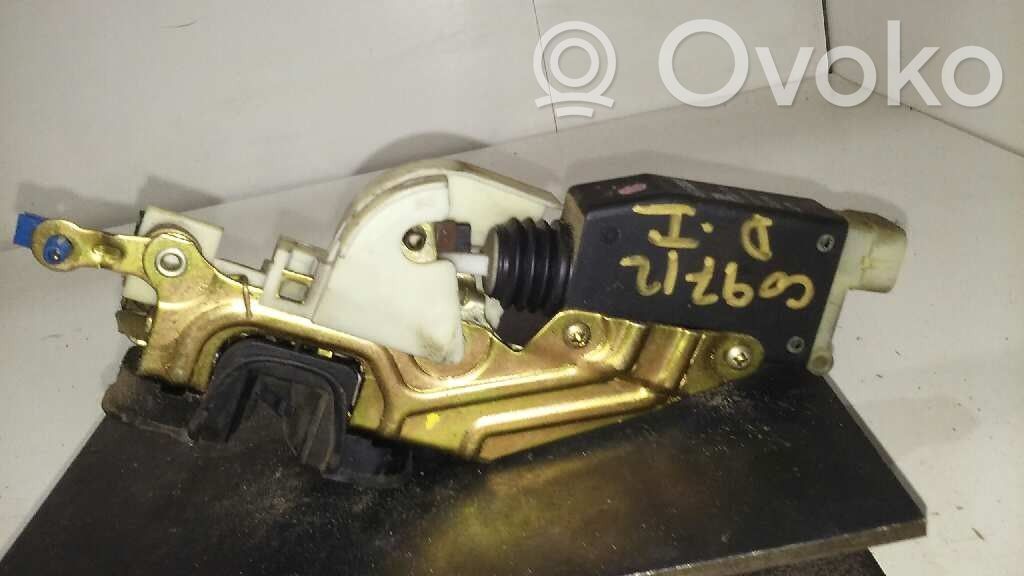 Opel Corsa B Priekšpusē slēdzene 