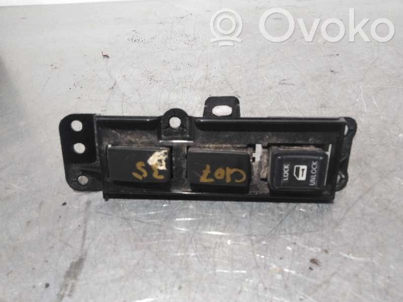 Nissan Note (E12) Windscreen/window heater switch 