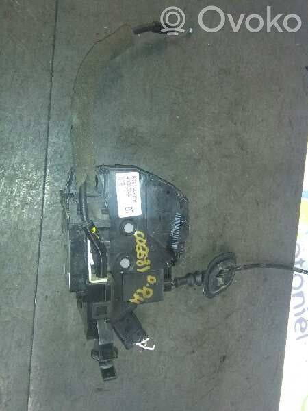Renault Clio III Priekšpusē slēdzene 