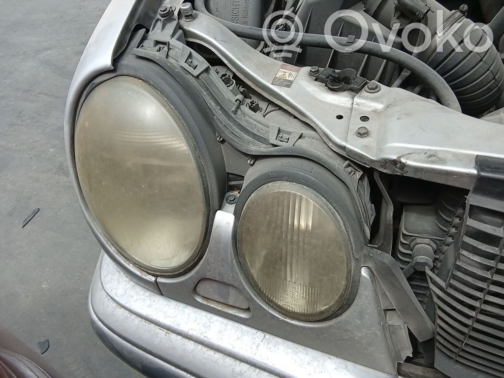 Mercedes-Benz E W210 Faro/fanale