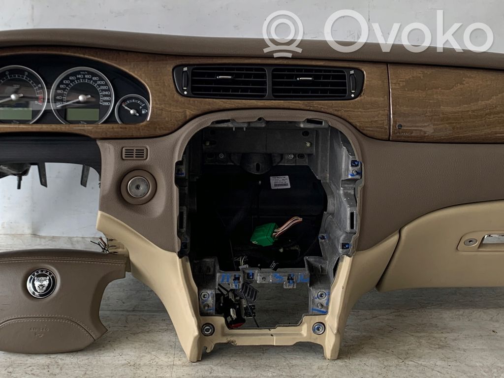 Airbag set with panel