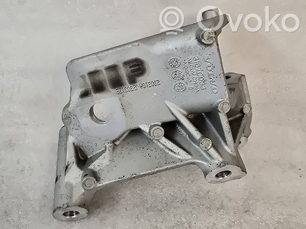 Volvo XC90 Engine mounting bracket 