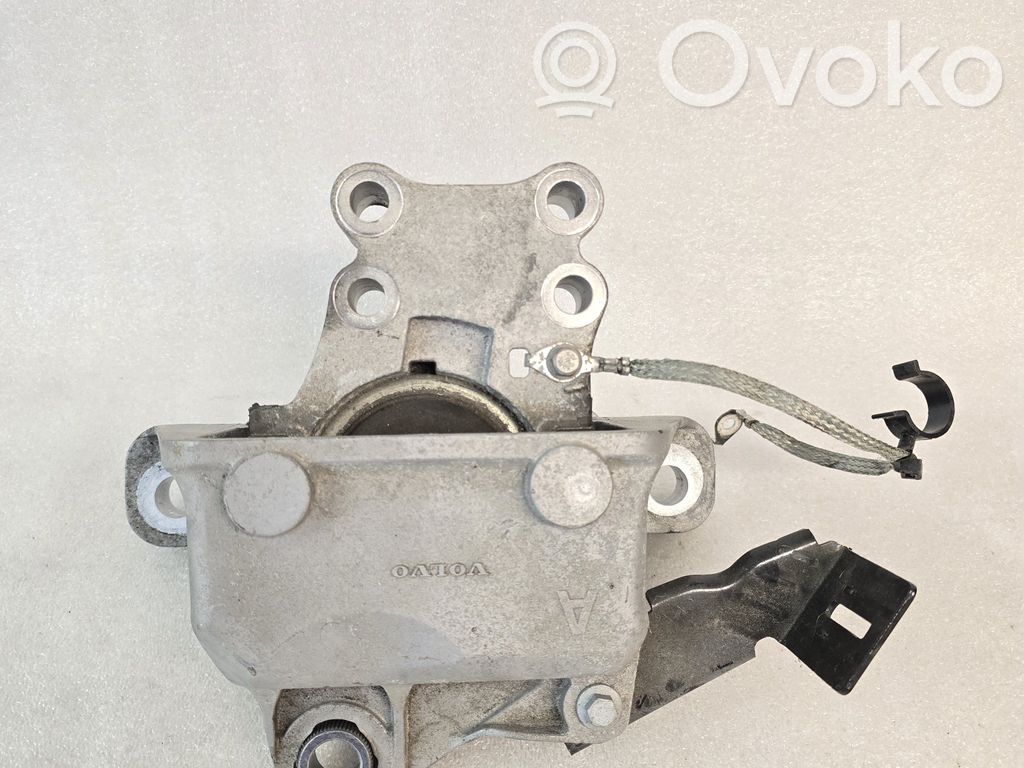 Volvo XC40 Engine mount bracket 