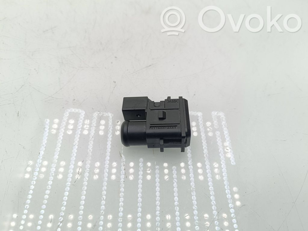 Interior temperature sensor   0775004682