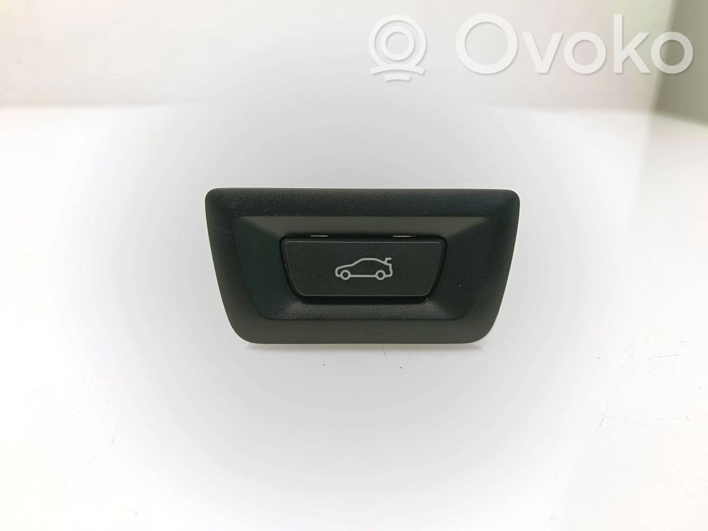BMW i4 Tailgate opening switch 