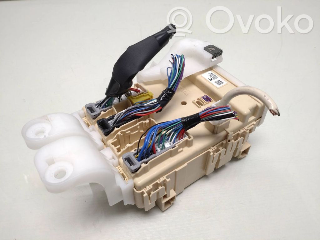 Toyota Auris E180 Fuse module 