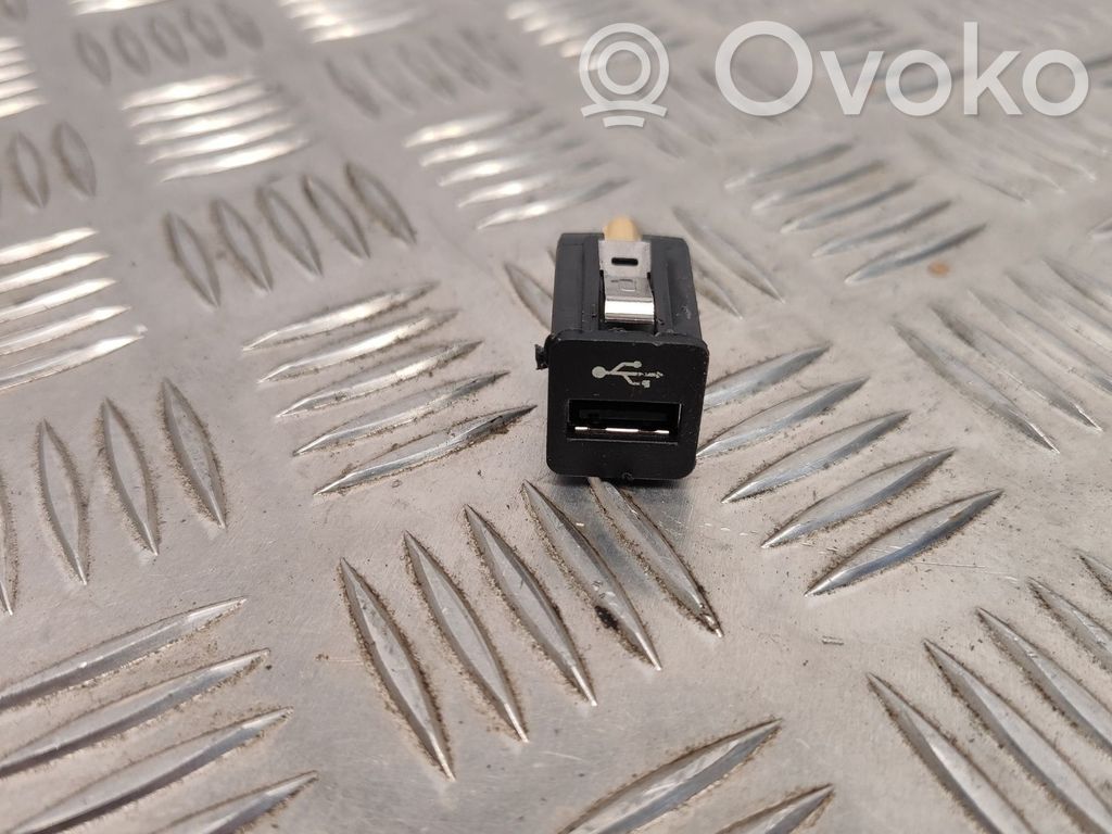 BMW 7 F01 F02 F03 F04 USB socket connector 
