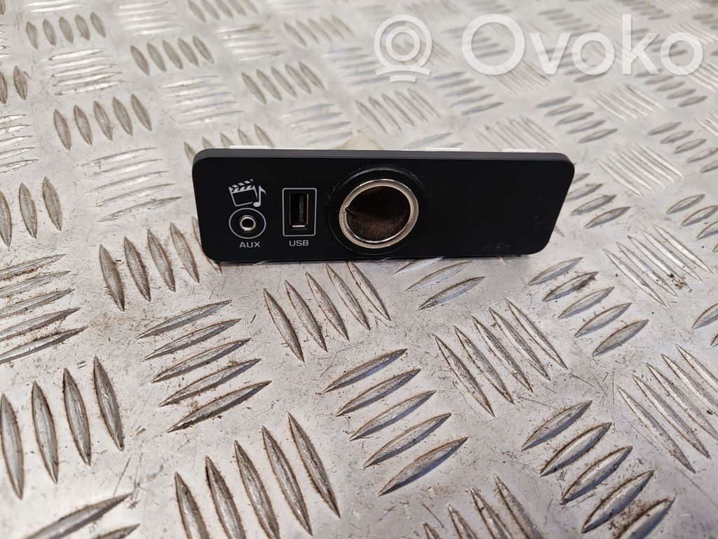Jaguar XJ X351 USB socket connector 