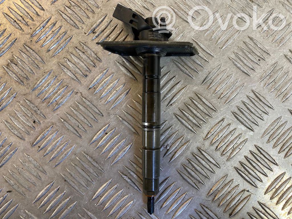 Audi A6 S6 C6 4F Fuel injector 
