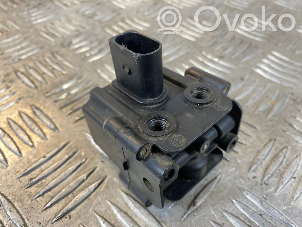 BMW 5 E60 E61 Air suspension control unit module (rear) 