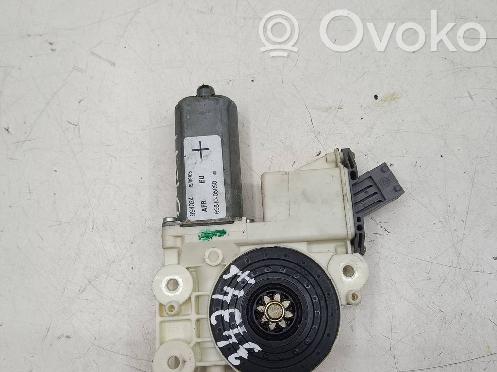 Toyota Avensis T250 Front door window regulator motor 