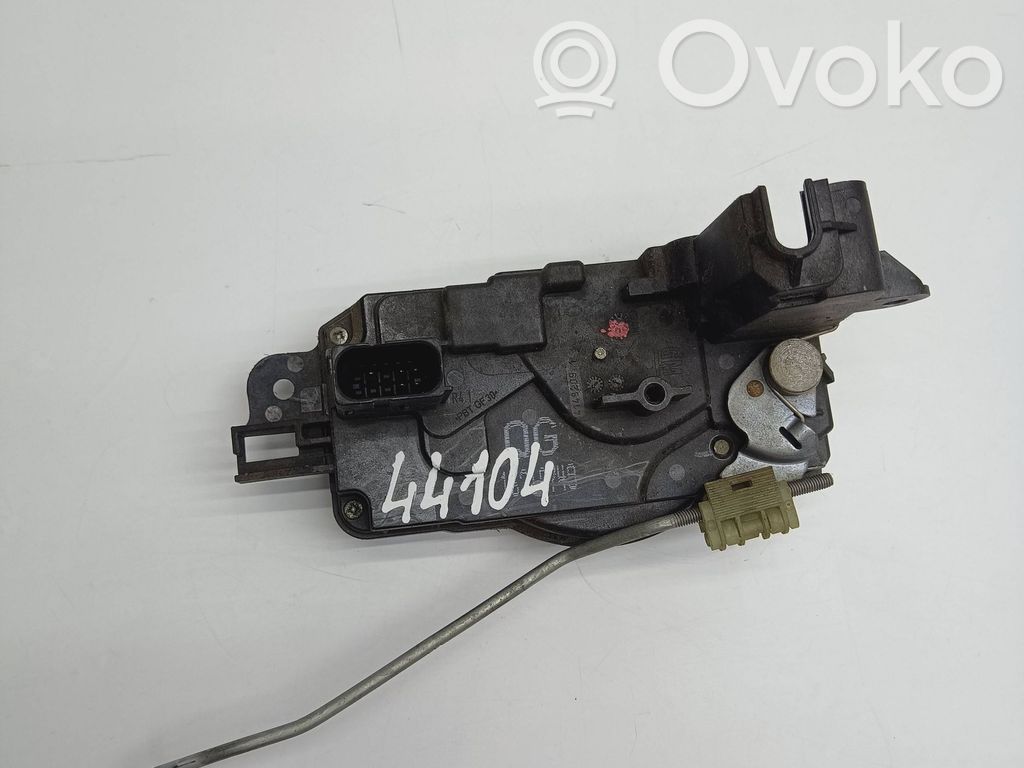 Opel Zafira B Priekšpusē slēdzene 
