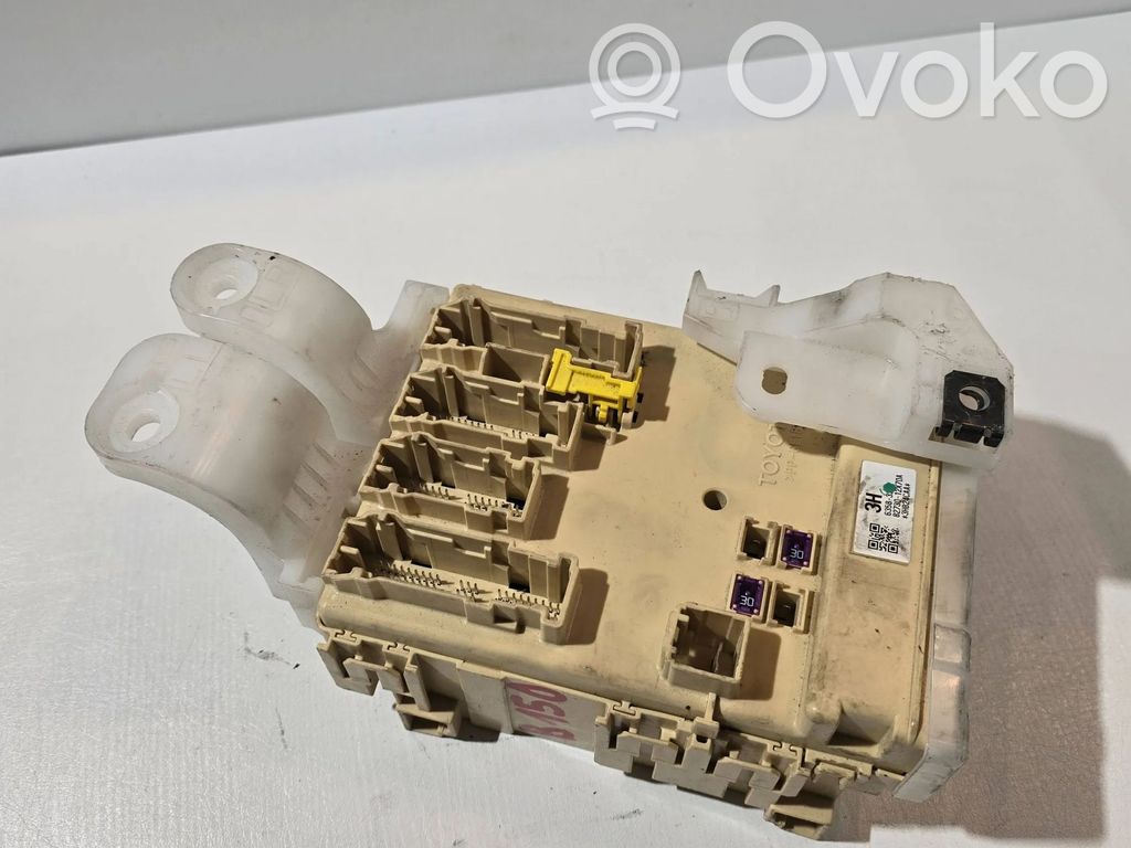 Toyota Auris E180 Fuse module 