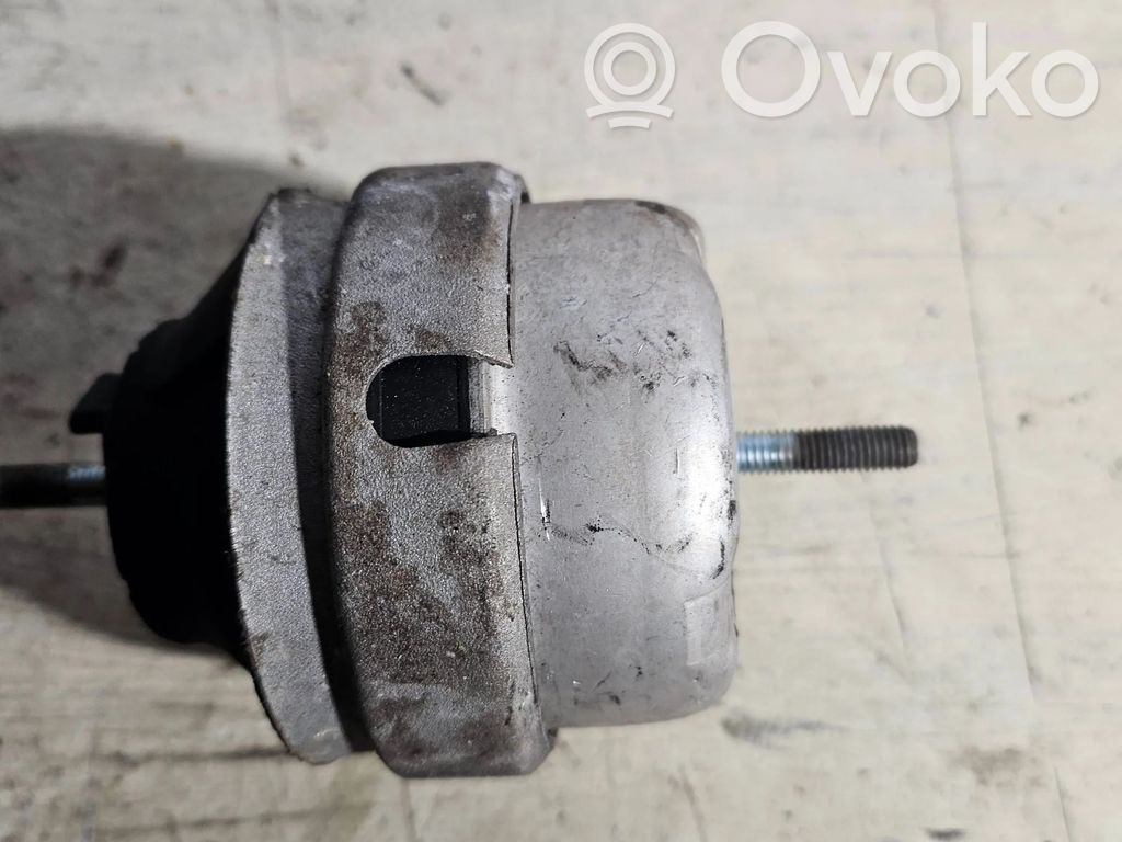 Engine mount bracket