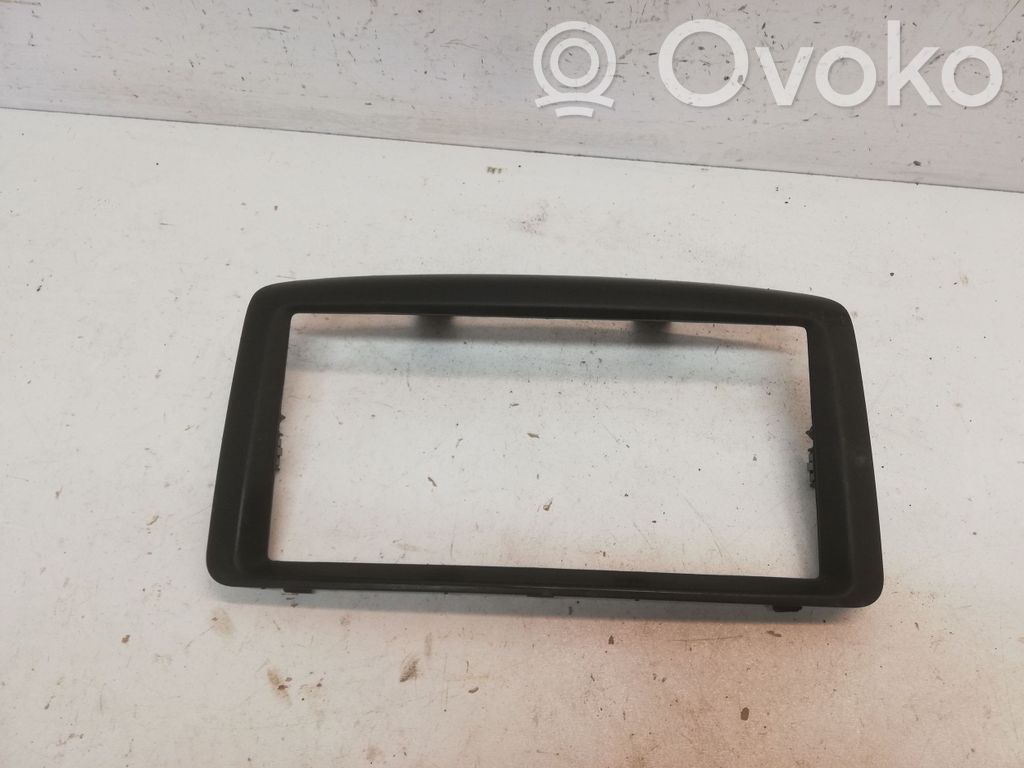 Chrysler Town & Country V Moldura de la unidad delantera de radio/GPS 