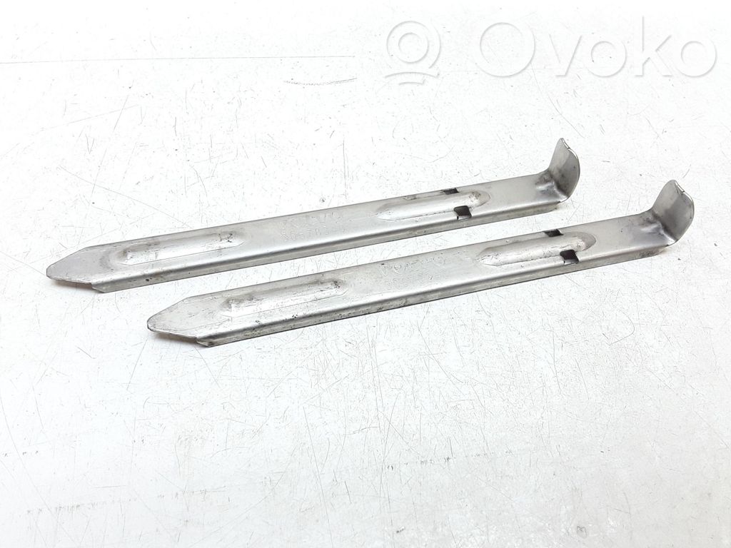 Volvo V70 Headlight/headlamp mounting bracket 