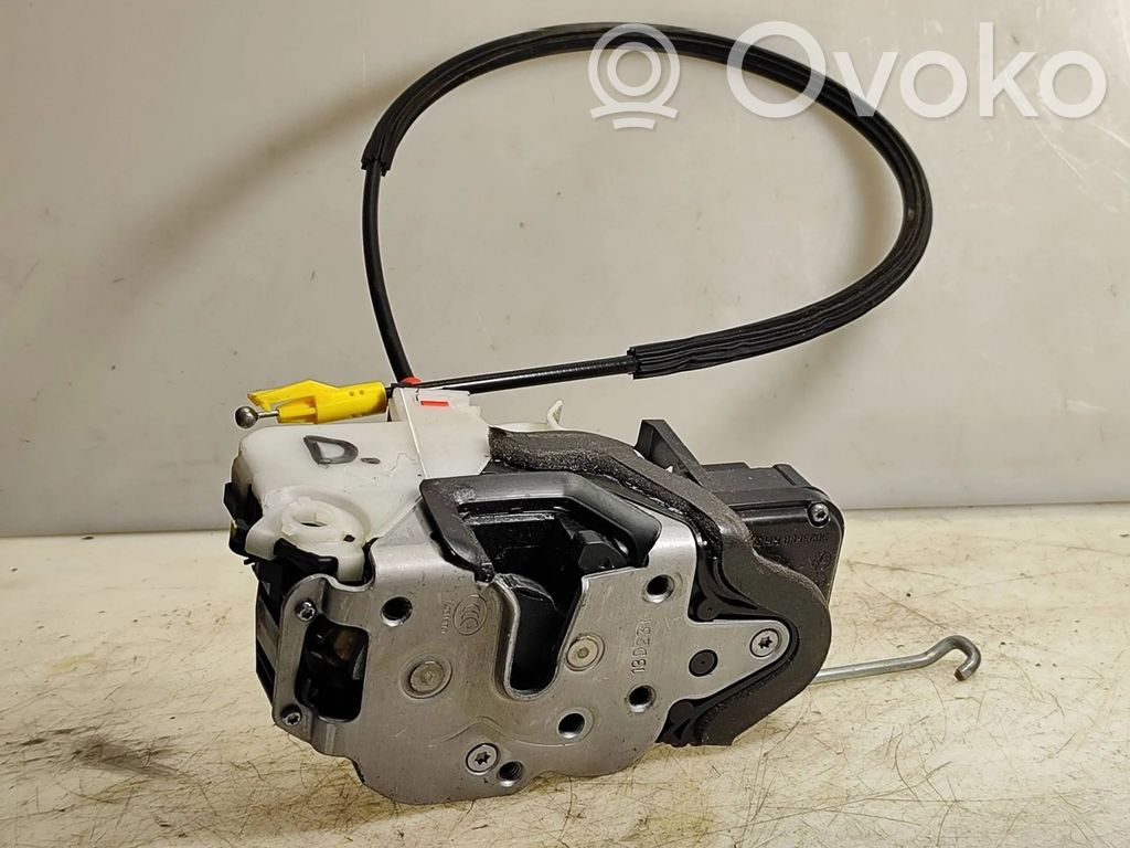 Opel Cascada Front door lock 