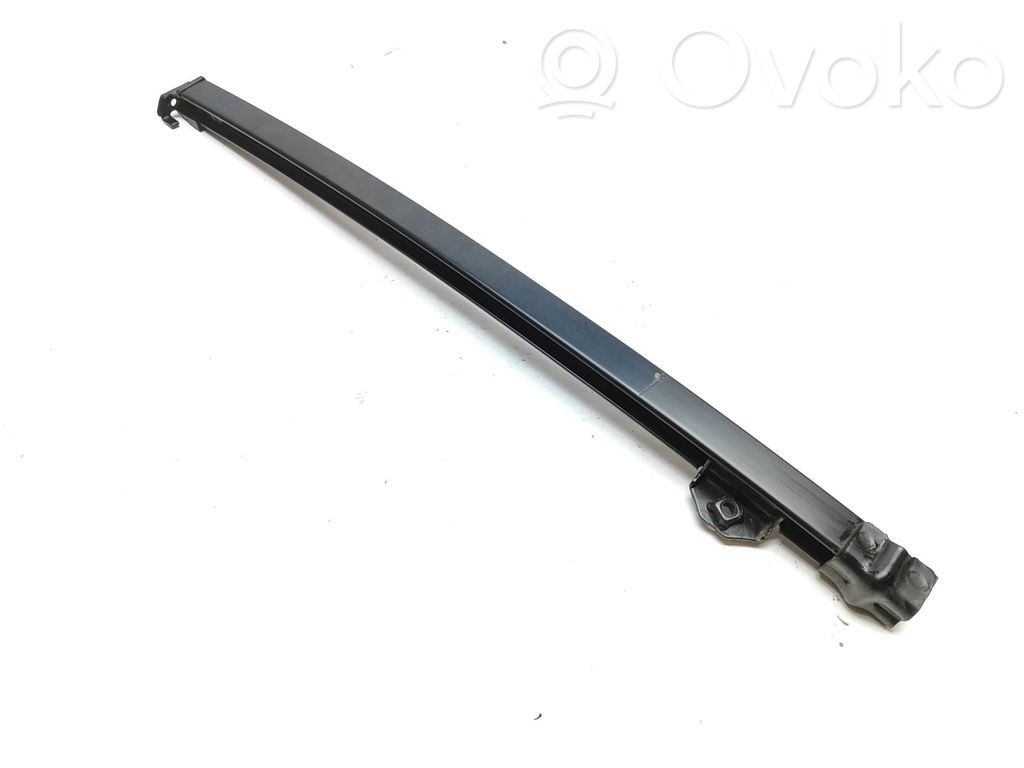 Rear door windshield rail