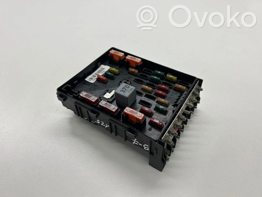 Volkswagen PASSAT B7 Fuse module 