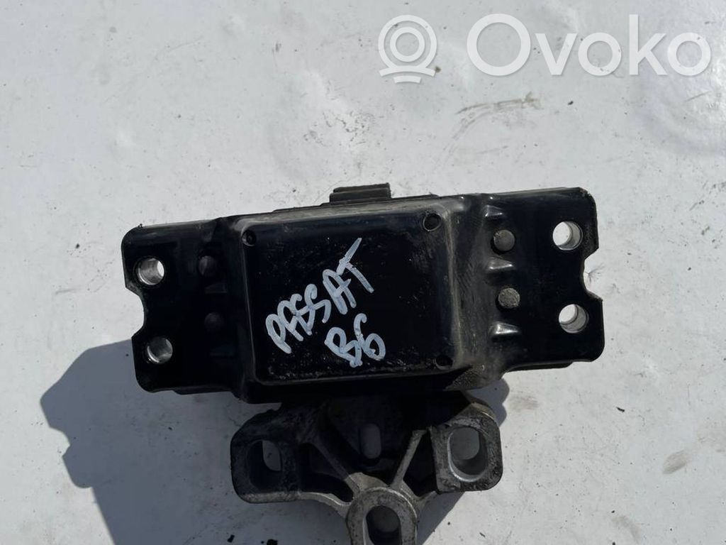 Volkswagen PASSAT B6 Engine mount bracket 