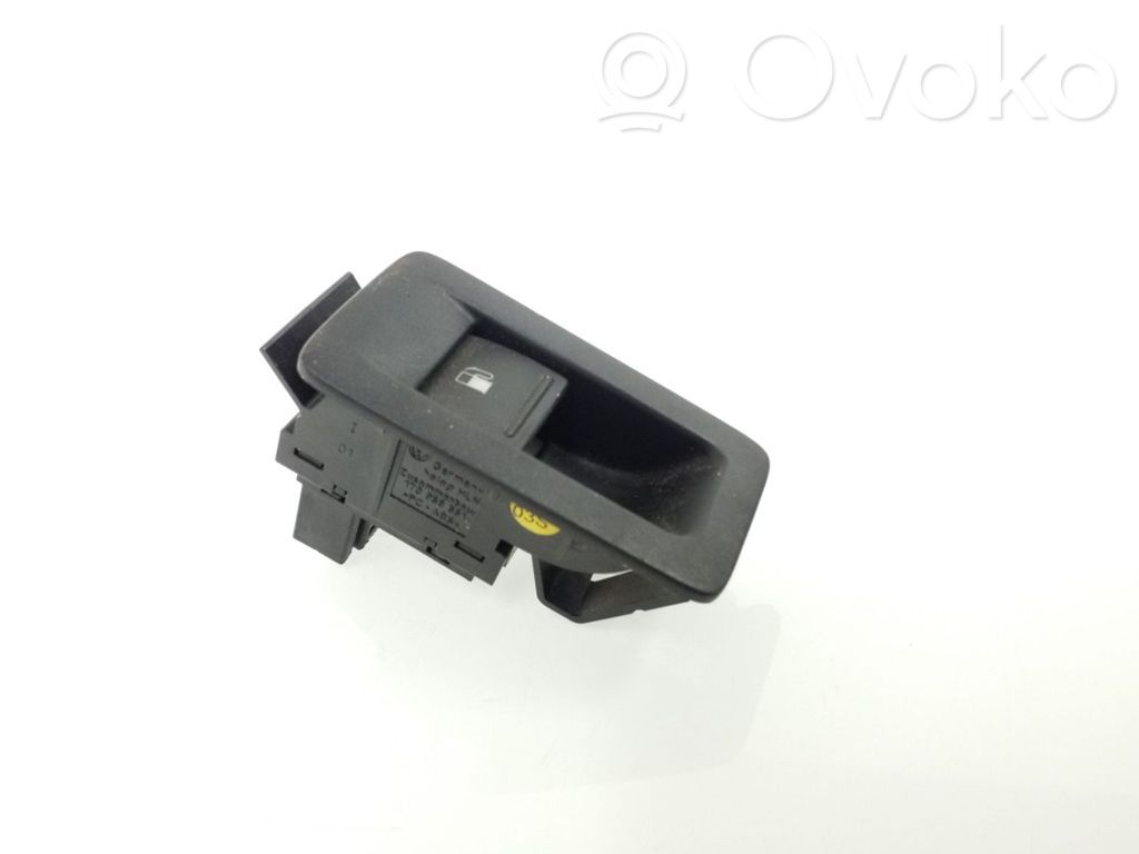 Volkswagen Touran I Fuel tank opening switch 