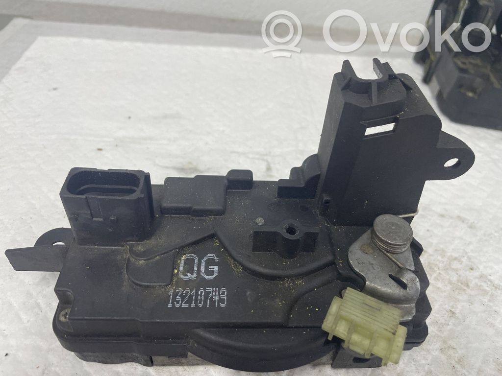Opel Zafira B Priekšpusē slēdzene 