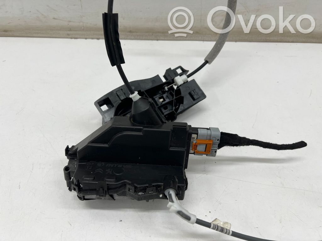Opel Vivaro Front door lock 