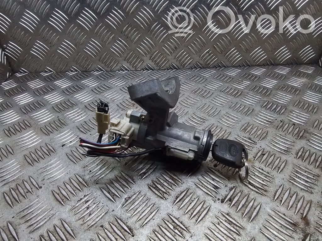 Toyota Corolla Verso E121 Užvedimo spynelė 