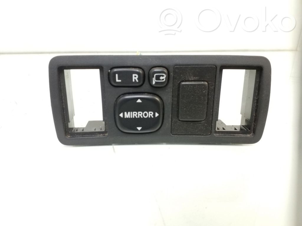 Toyota Avensis T250 Wing mirror switch 