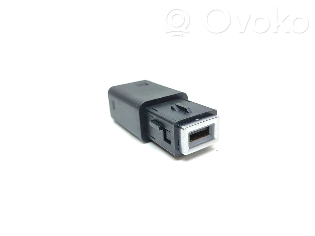 Peugeot 208 II USB socket connector 