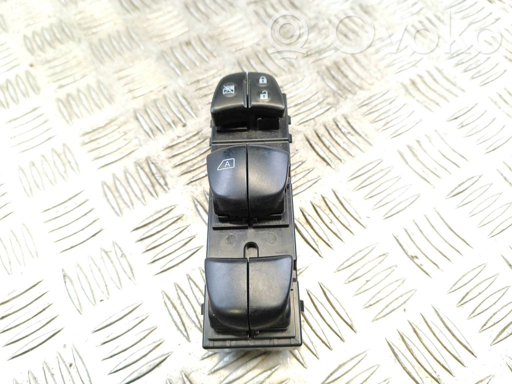 Nissan Juke I F15 Przyciski szyb 