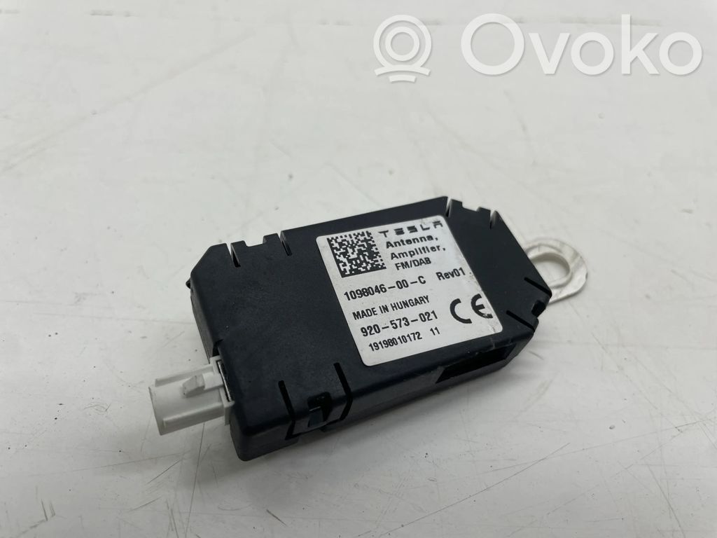 Tesla Model 3 Antenas pastiprinātājs 