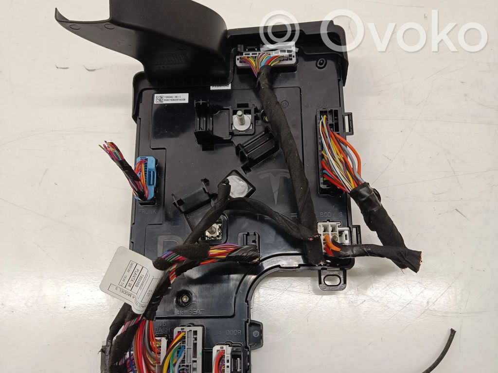 Tesla Model 3 Korin keskiosan ohjainlaite 
