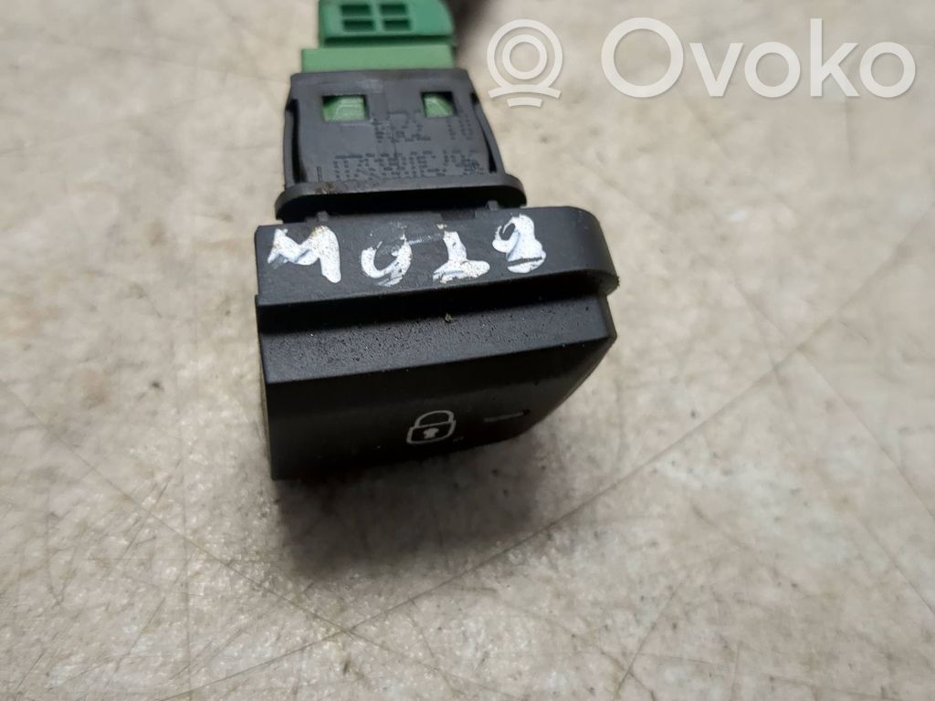 Peugeot 2008 I Central locking switch button 