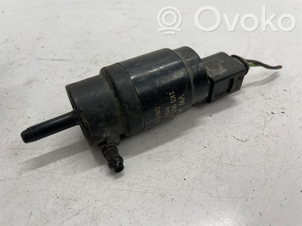 Volkswagen Golf VII Windscreen/windshield washer pump 