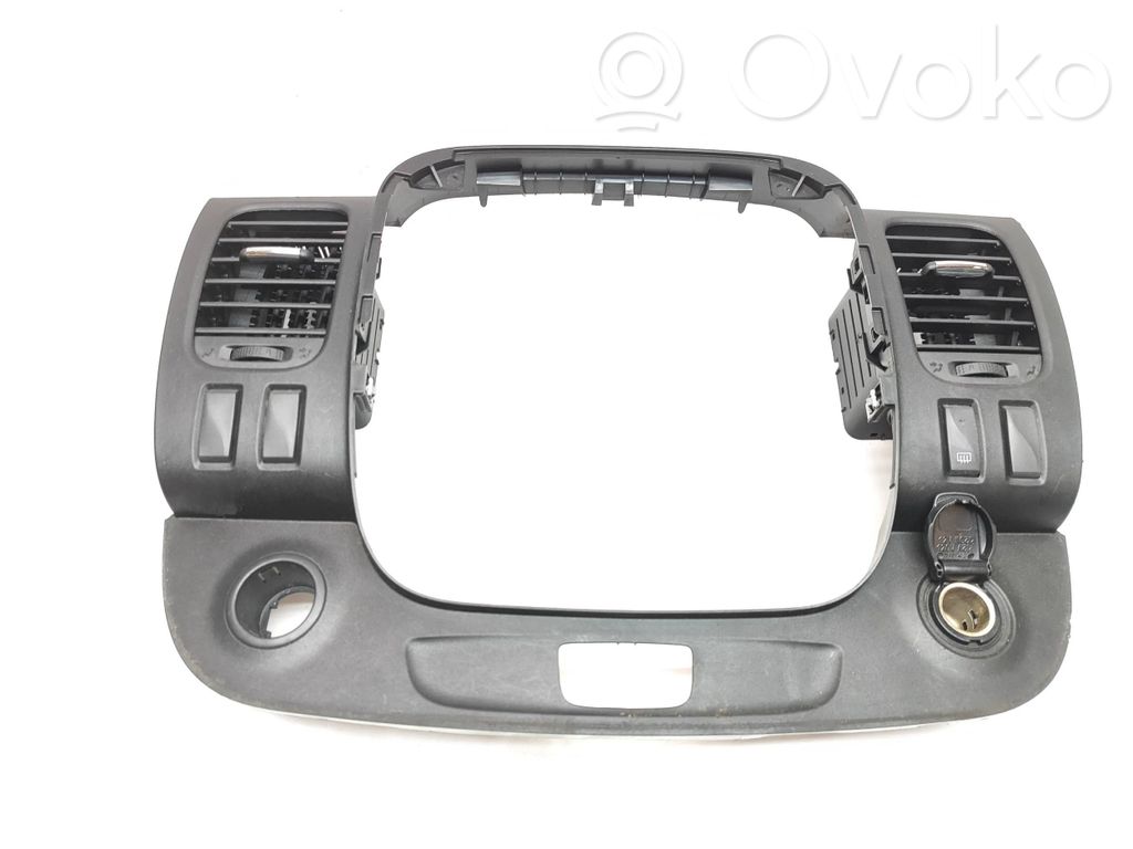 Renault Trafic III (X82) Rejilla de ventilación central del panel 