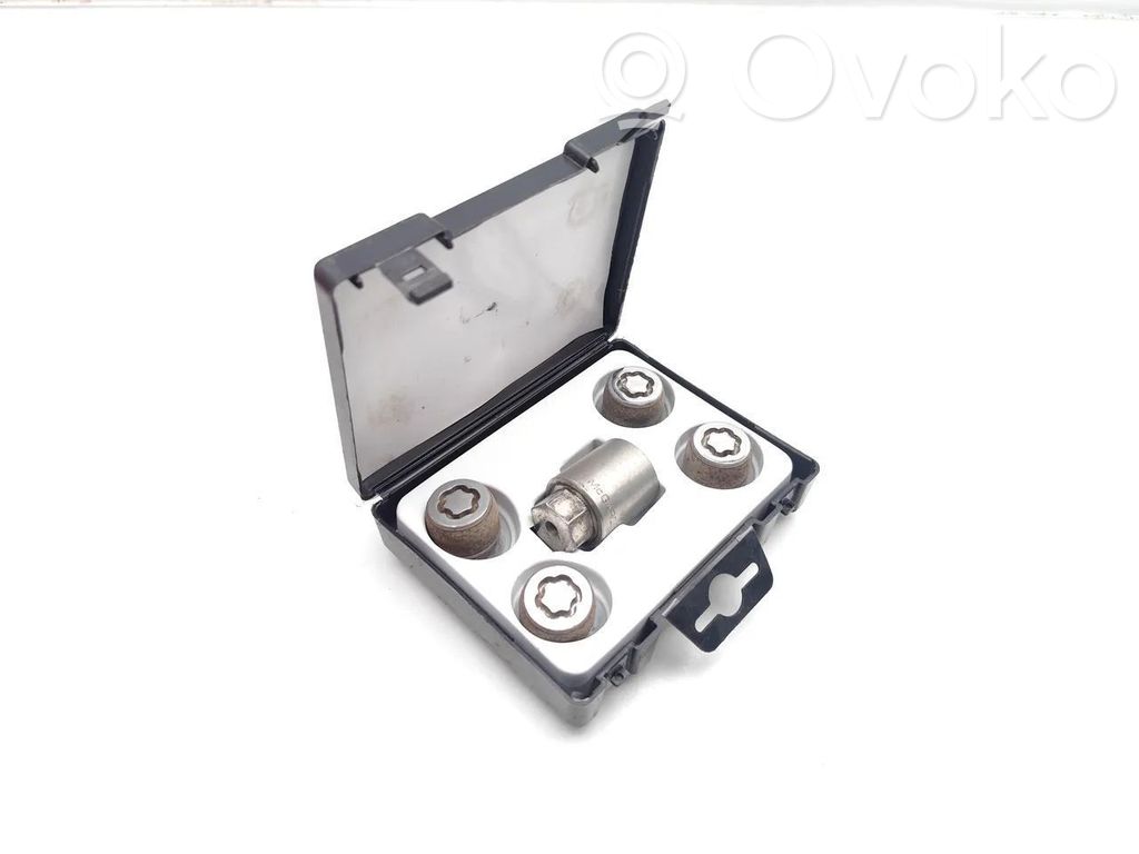 KIA Picanto Anti-theft wheel nuts and lock 