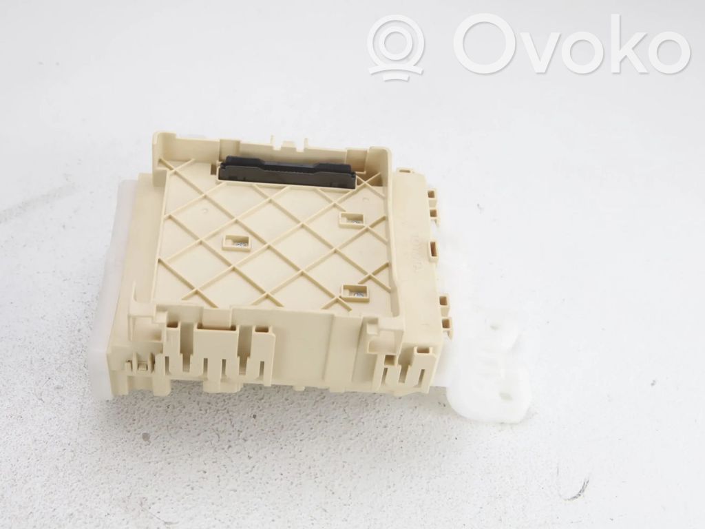 Toyota Auris E180 Fuse module 