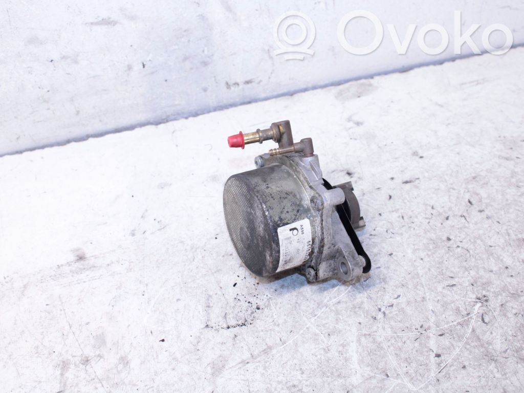 Opel Astra J Vacuum pump 