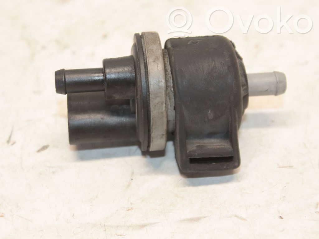 Volkswagen PASSAT B6 Válvula de vacío 