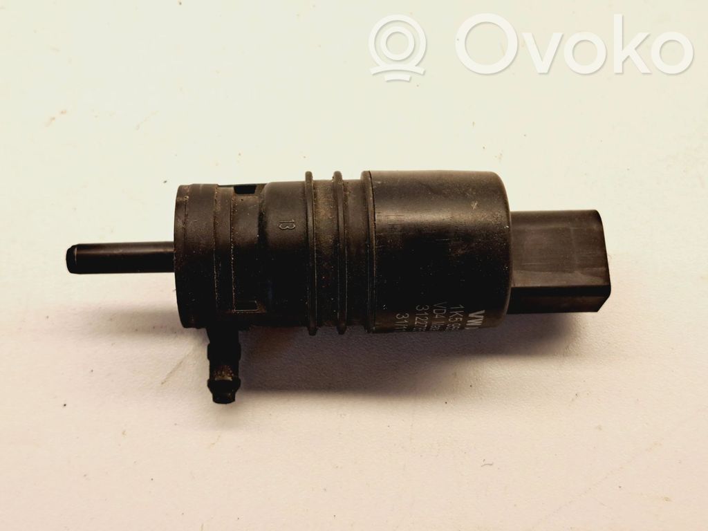 Volkswagen PASSAT B7 Windscreen/windshield washer pump 