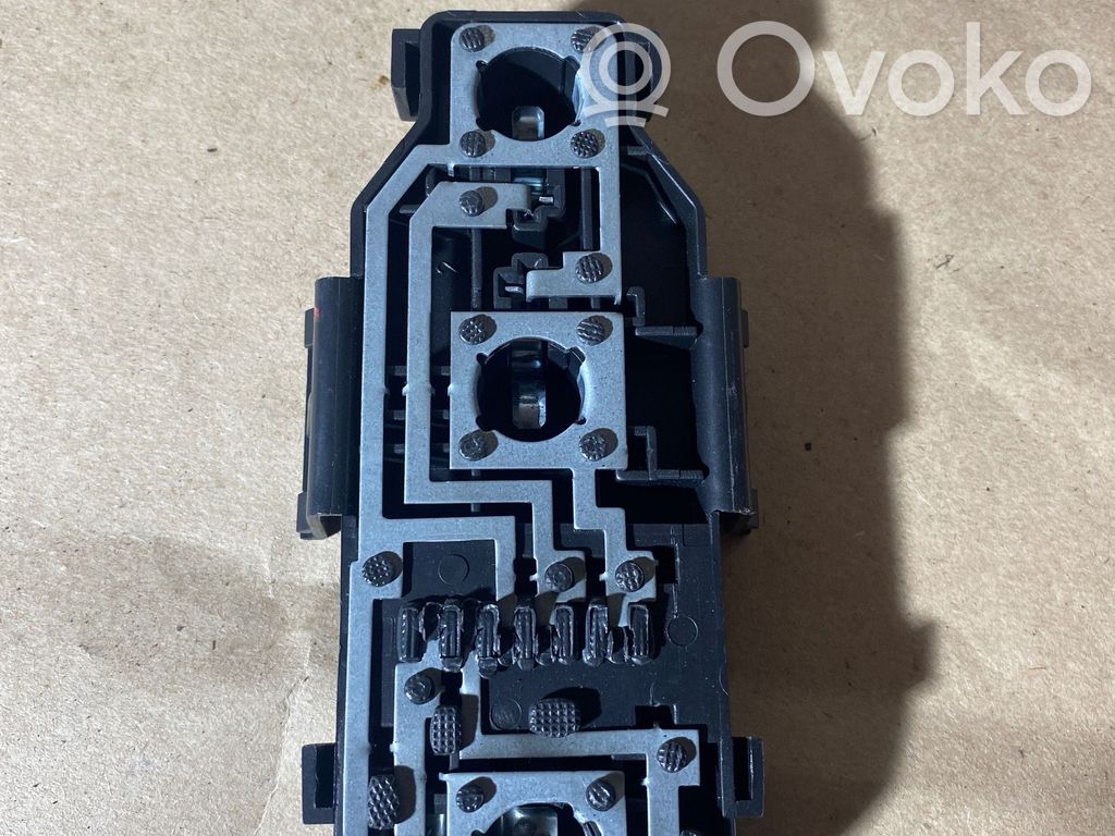 Audi A6 S6 C5 4B Cubierta del soporte de la lámpara de la luz trasera 