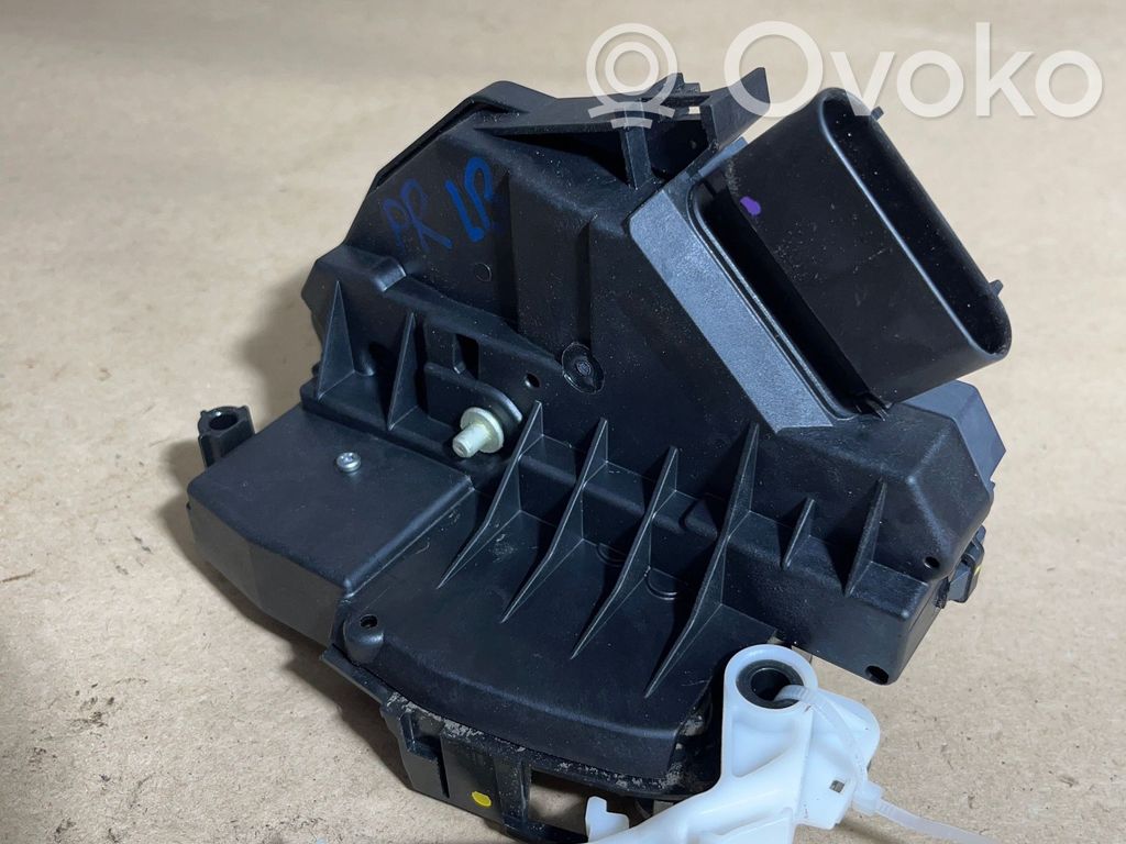 Ford Turneo Courier Priekšpusē slēdzene 