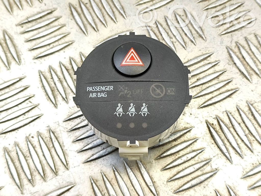 Toyota Yaris Botón interruptor de luz de peligro 