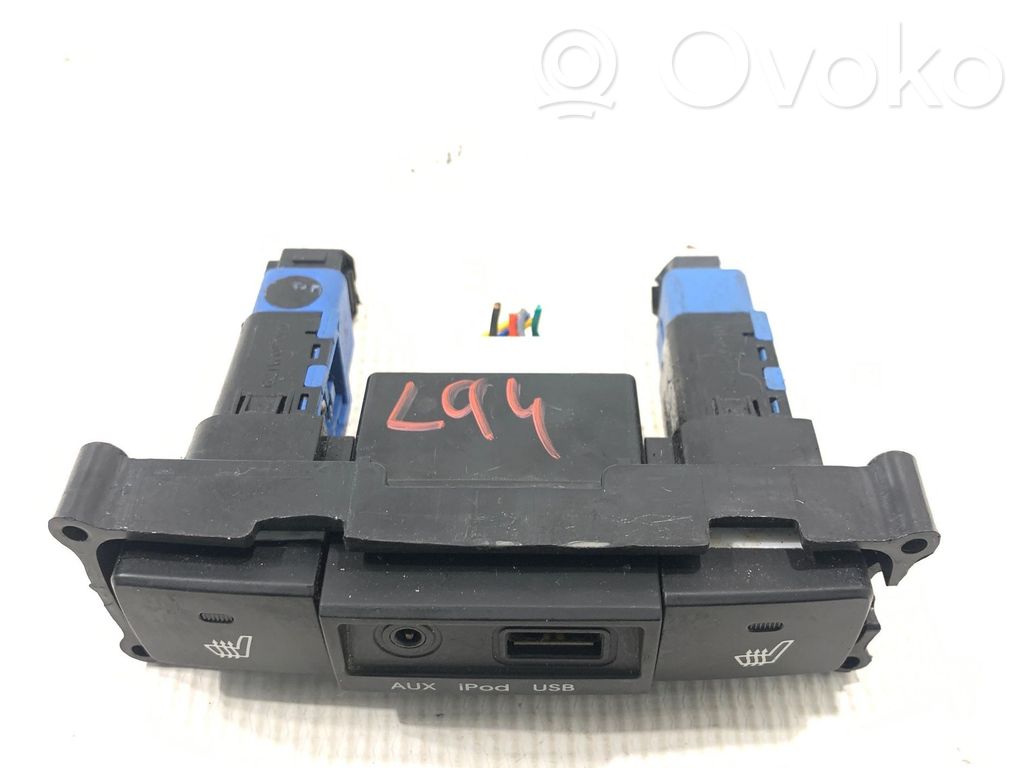 Gniazdo / Złącze USB   961201J000