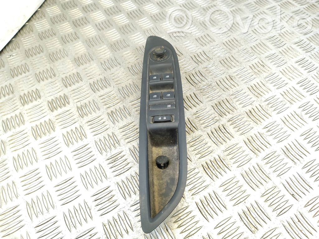 Opel Mokka Electric window control switch 