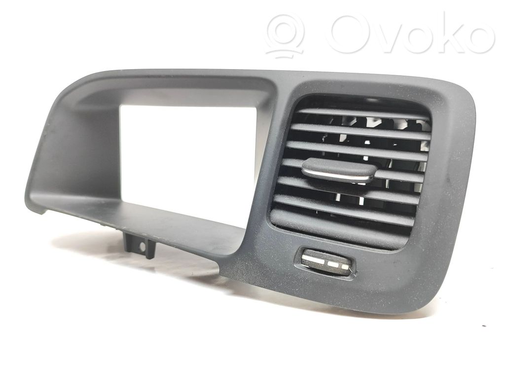 Volvo V60 Centrinės oro grotelės 