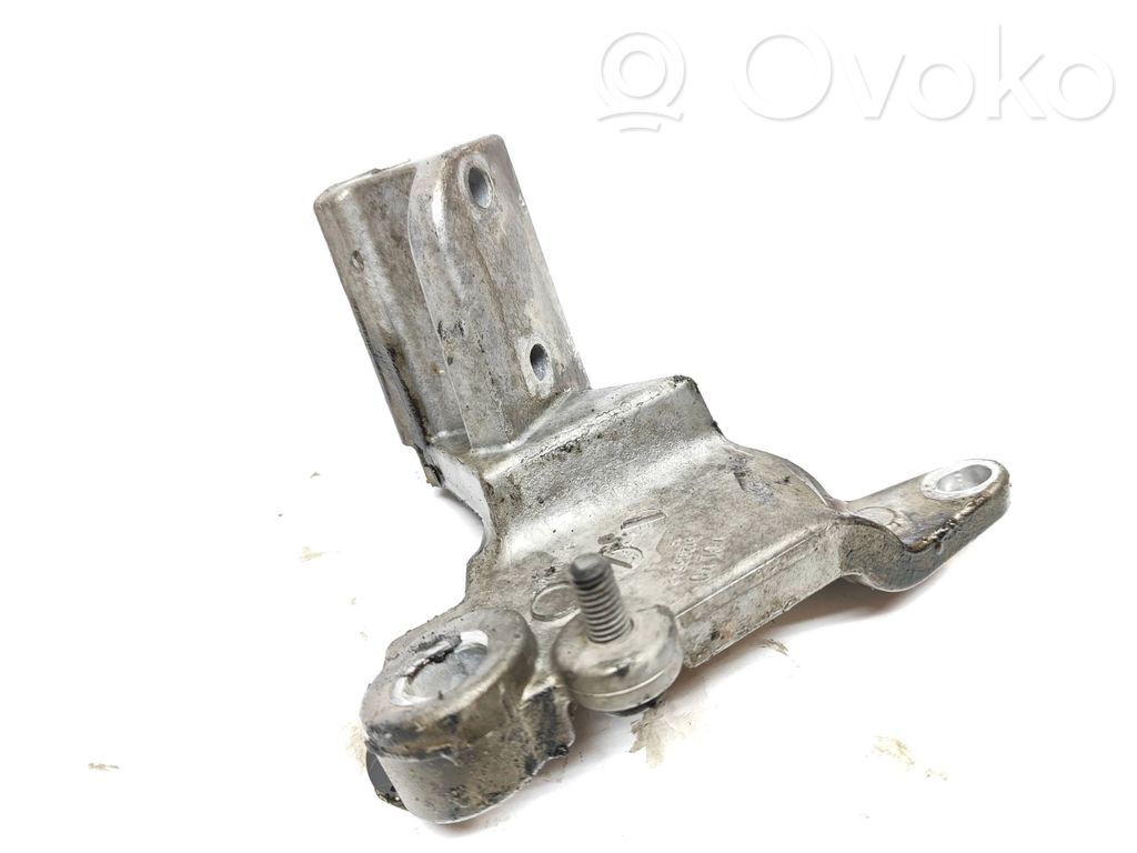 Volvo V60 Engine mounting bracket 